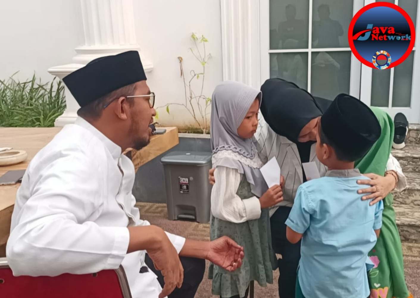 Sebelum Mencoblos, Cabup Achmad Fauzi Bersama Istri Undang dan Santuni Anak Yatim