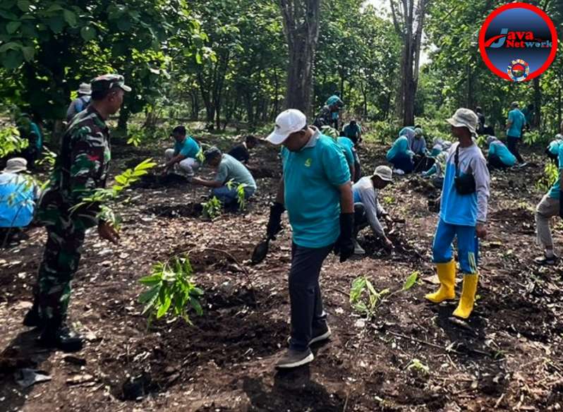 Kepala Dinas Lingkungan Daerah (DLH) Disela-sela Kegiatan Tanam 1.500 Bibit Pohon di TPA Desa Torbang Kecamatan Torbang