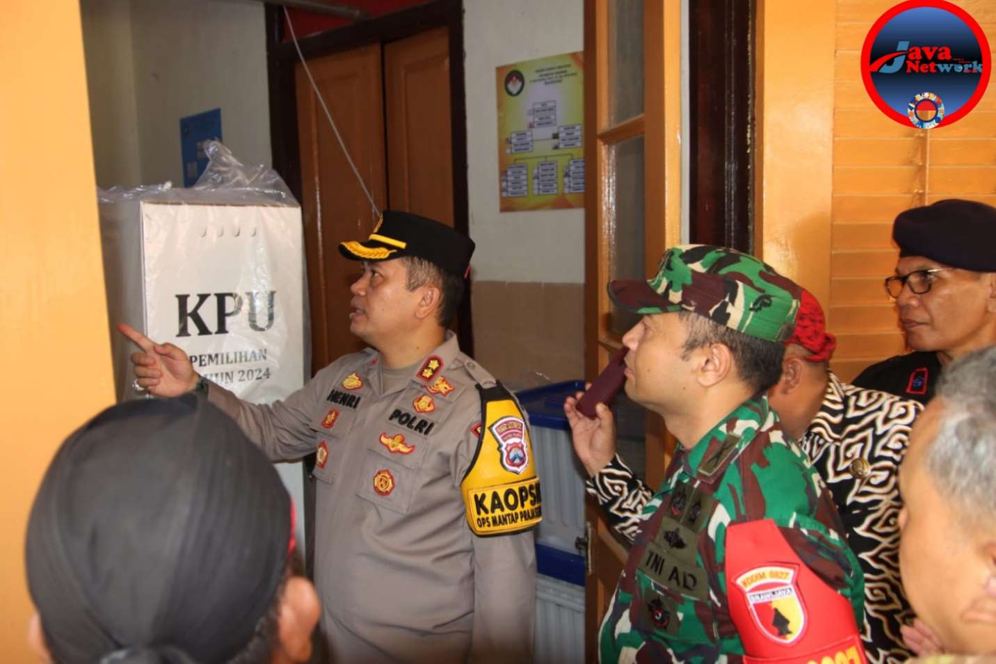 Pastikan Proses Pergeseran Kotak Suara Berjalan Aman, Lancar dan Sesuai SOP, Kapolres dan Dandim 0827/Sumenep Lakukan Monitoring dan Pengecekan