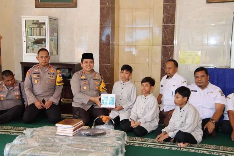 Serahkan Buku dan Sarkon ke Dinsos, Komitmen Polres Sumenep Dukung Pemberdayaan Masyarakat