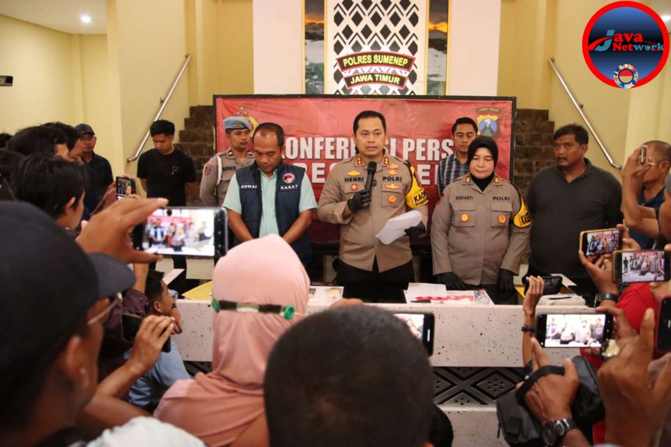 Kapolres Sumenep AKBP Henri Noveri Santoso, SH, SIK, MM Didampingi Kasat Narkoba AKP Anwar Subagyo, SH, MH dan Plt. Kasi Humas AKP Widiarti SH Saat Konferensi Pers Penangkapan Diduga Oknum Anggota DPRD Sumenep 