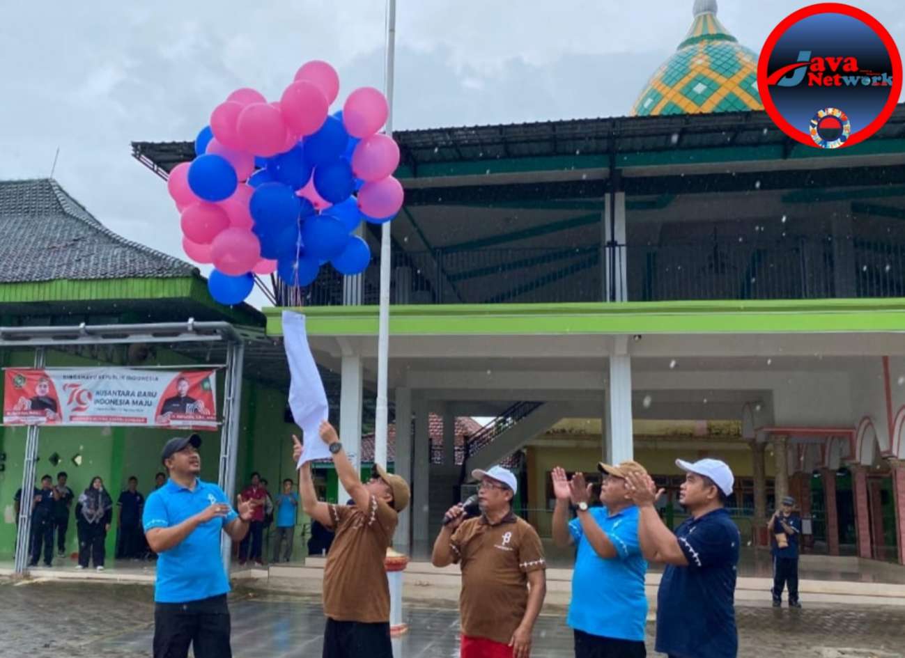 Kepala Kemenag Sumenep Abdul Wasid Saat Melepas Balon Tandai Dimulainya Senam Massal Bersama Meriahkan HAB ke-79 Kemenag Sumenep, Jum'at (06/12/2024)
