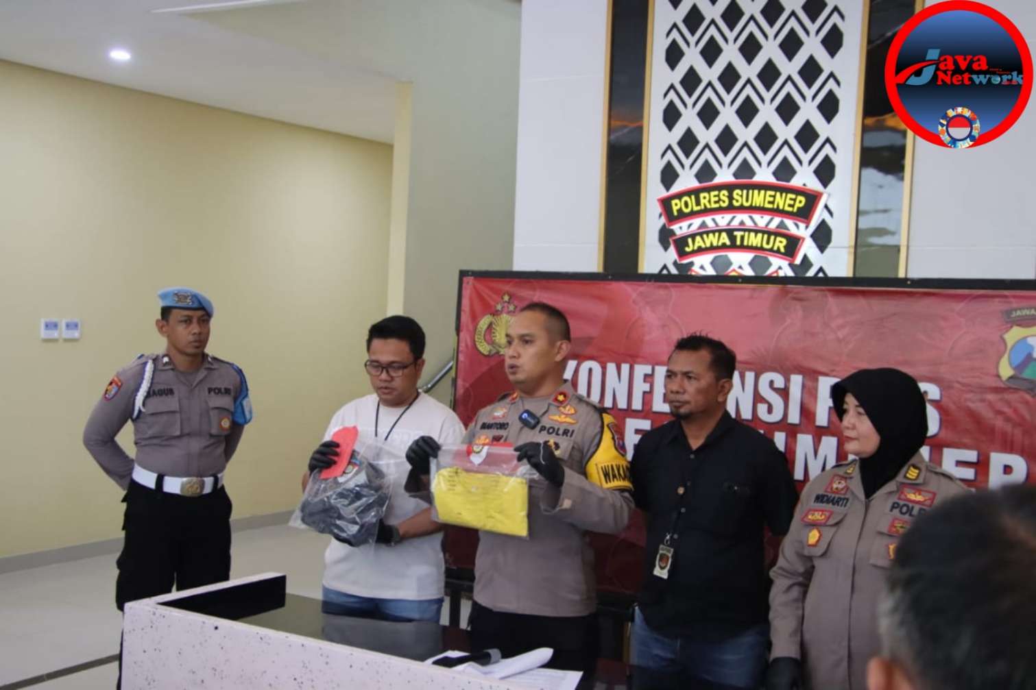 Wakapolres Sumenep Kompol Trie Sis Biantoro, SPd, SIK, MH Didampingi Kasat Reskrim, Kabag SDM dan Kanit Pidum Saat Konferensi Pers 