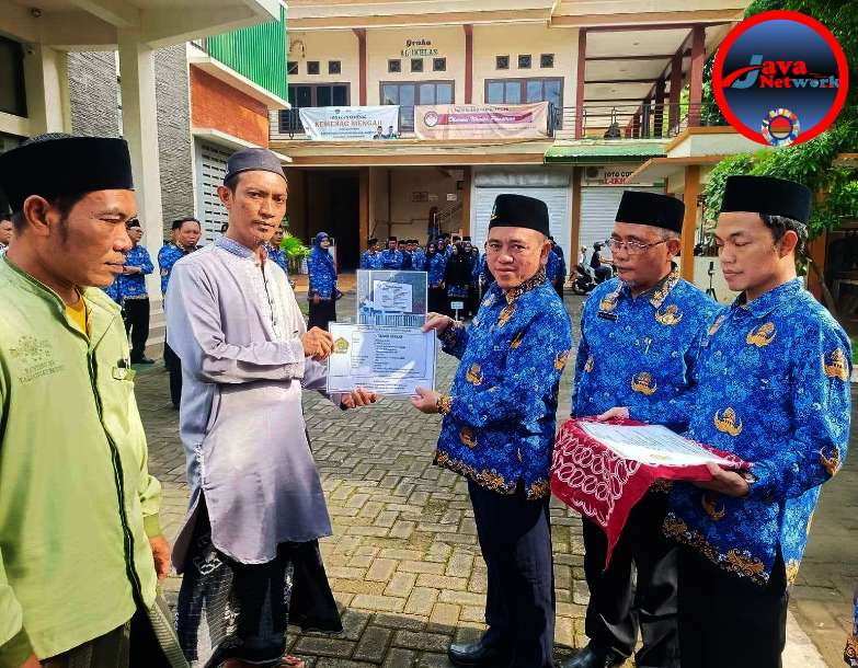 Tingkatkan Tertib Administrasi Tanah Wakaf, Kemenag Sumenep Serahkan Simbolis Bantuan Papanisasi