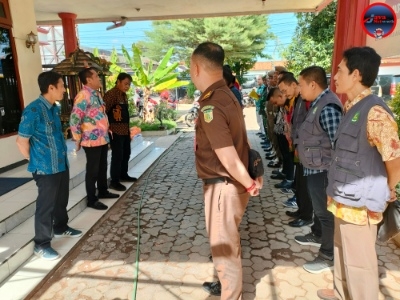 Kepala Bapenda Sumenep Faruk Hanafi, S.Sos, MSi Didampingi Kabid P3EPD Suhermanto, SE, ME dan Perwakilan Inspektorat Sumenep Saat Memberikan Arahan Kepada Tim Pengoptimalan Pajak dan Retribusi Daerah Kabupaten Sumenep, Kamis (19/12/2024)