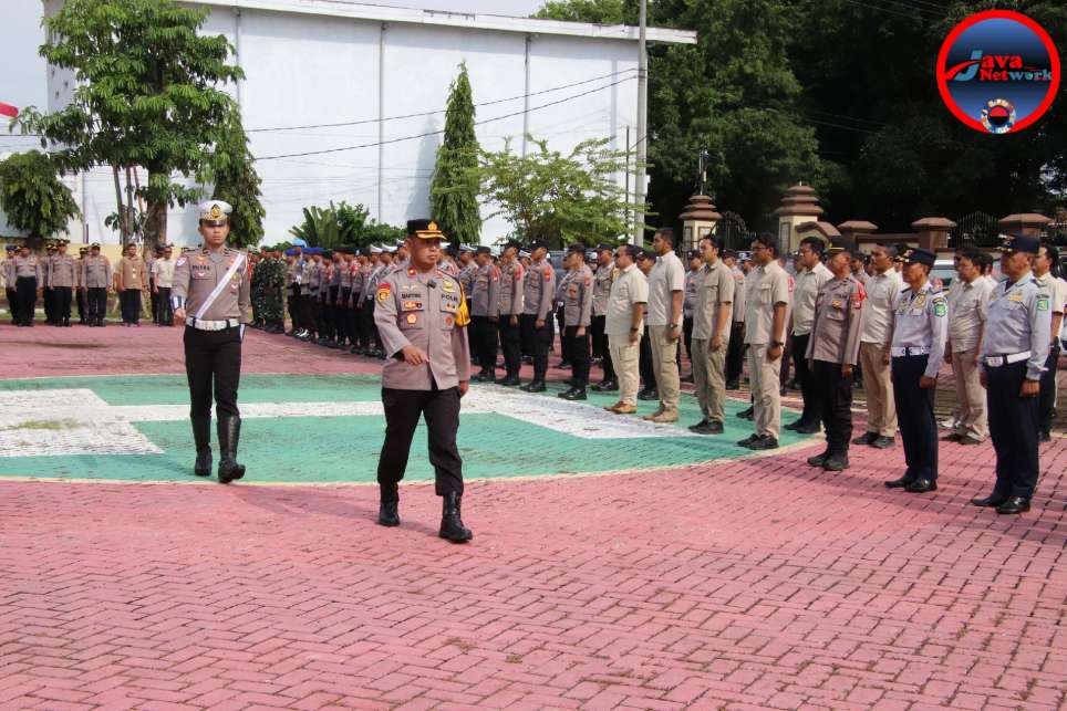 Wakapolres Sumenep Kompol Trie Sis Biantoro SPd SIK MH Saat Menjadi Apel Gelar Pasukan Operasi Lilin Semeru 2024 di Lapangan Tri Brata Polres Sumenep, Jum'at (20/12/2024)