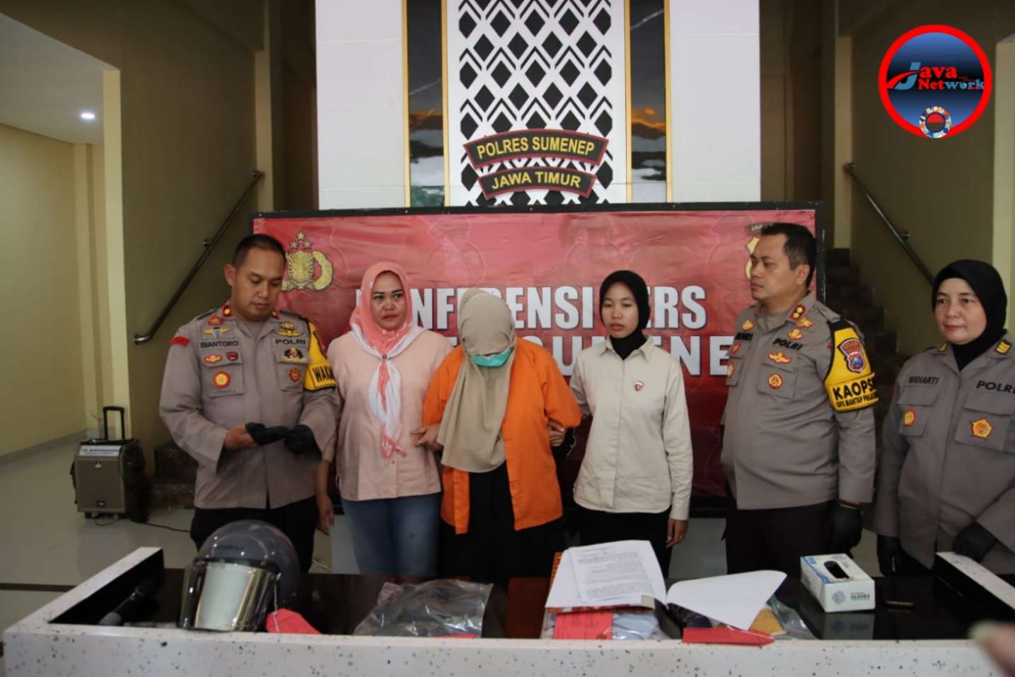 Kapolres Sumenep AKBP Henri Noveri Santoso Didampingi Wakapolres Kompol Trie Sis Biantoro dan Plt Kasi Humas AKP Widiarti SH Saat Menggelar Konferensi Pers 
