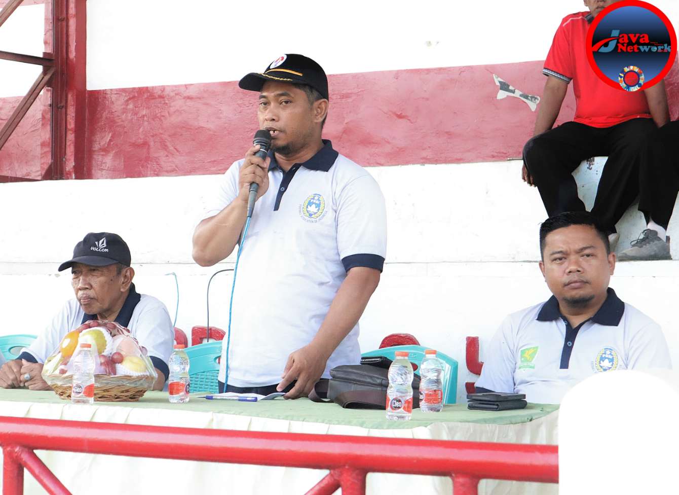 Kabid Pemuda dan Olahraga Disbudporapar Syafiuddin Anshari Didampingi Sekjen Askab Sumenep Eko Sulistyo, S.Sos, dan Panitia Pelaksana Kompetesi KU 13 Askab Sumenep Saat Memberikan Sambutan pada Pembukaan Kompetisi. Jum'at (27/12/2024)