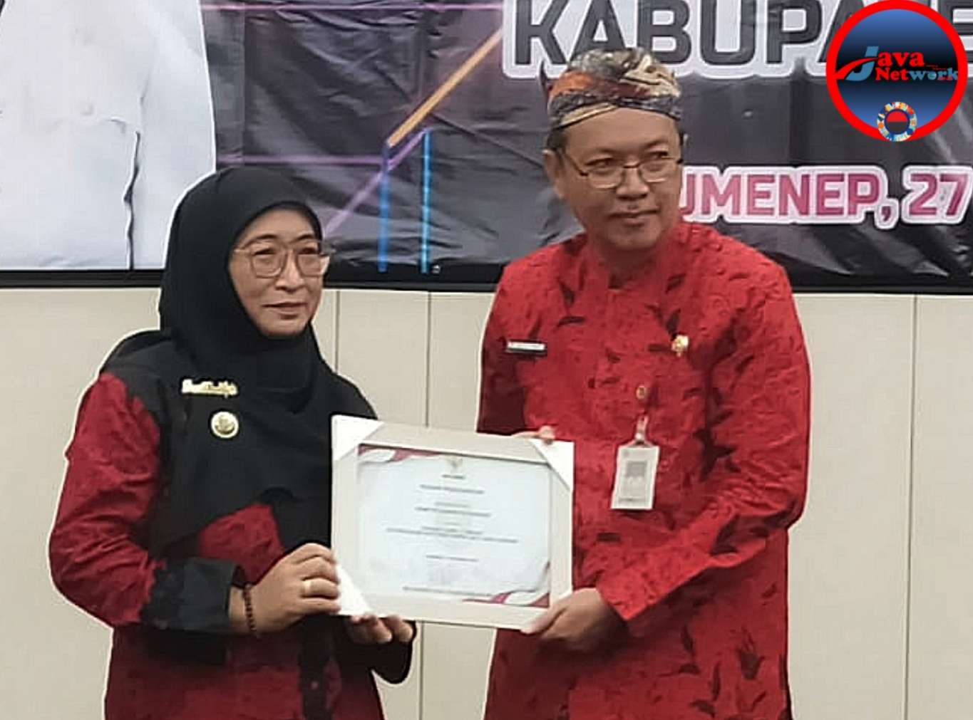 Kepala DPMPSTP Sumenep Saat Menerima Penghargaan Juara Pertama Portal Satu Data Pemkab Sumenep Dari Wabup Hj. Dewi Khalifah, 27 Desember 2024