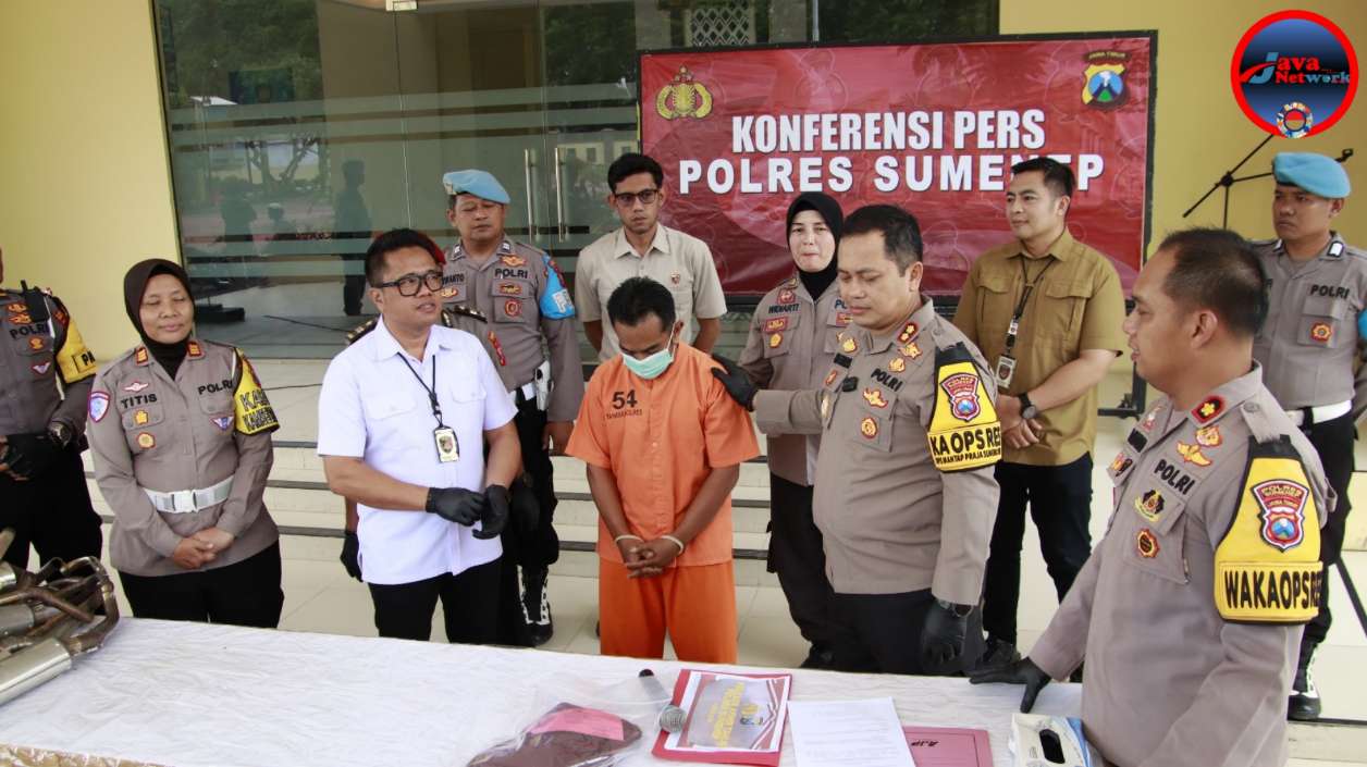 Pelaku KDRT Bersama Kapolres Sumenep AKBP Henri Noveri Santoso, SH, SIK, MM Saat Menggelar Konferensi Pers, Selasa 31 Desember 2024