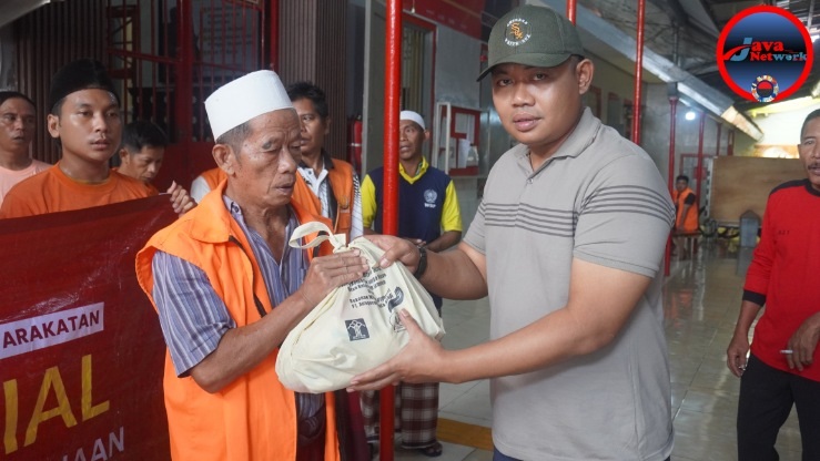 Kepala Rutan Sumenep Ridwan Susilo Amd IP MM Saat Menyalurkan Bantuan Sembako Kepada Warga Binaan 