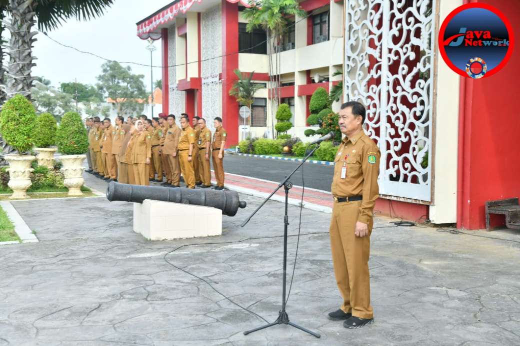 Sekretaris Daerah Kabupaten (Sekdakab) Sumenep, Ir. Edy Rasyadi, MSi Saat Pimpin Apel Upacara Gabungan Senin (06/01/2024) di Halaman Kantor Pemkab Sumenep 