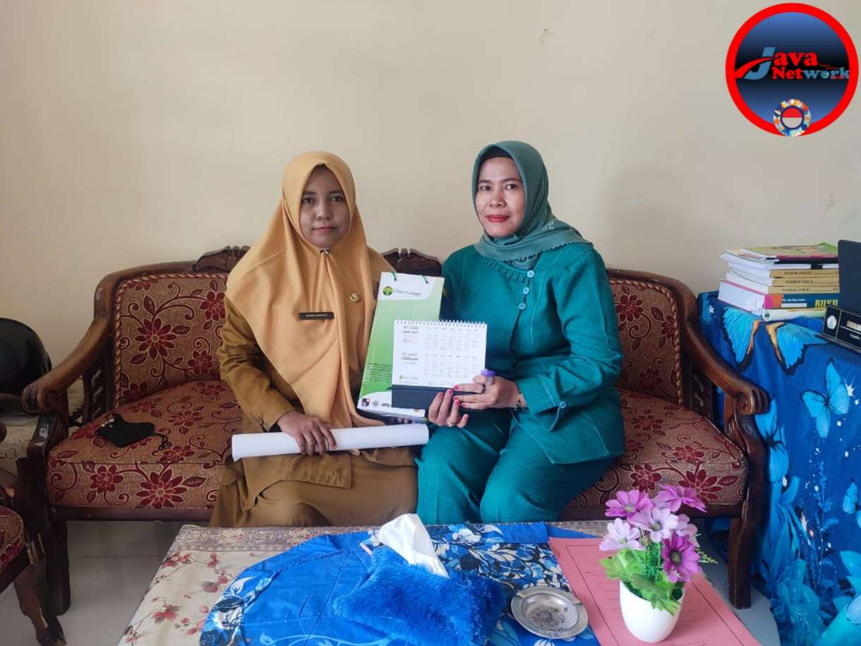 Kepala SDN Pakandangan Sangrah, Susilawati, SPd dan Perwakilan Bank BPRS Unit Bluto, Yuli Wardaningsih, SPd. Saat Memberikan Cinderamata