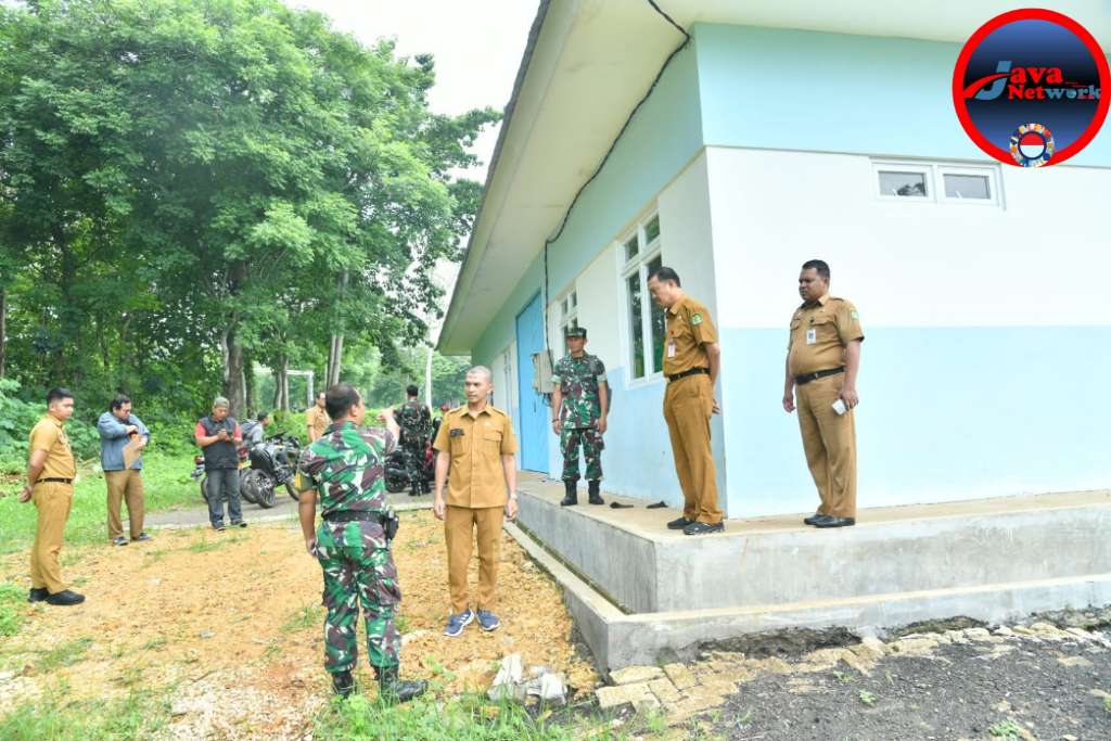 Sekretaris Daerah Kabupaten Sumenep Ir. H.. Edy Rasyadi, MSi Bersama Kasdim dan Pimpinan OPD Saat Meninjau Dapur Satuan Pemenuhan Gizi di Desa. Kebonagung Kecamatan Kota Sumenep, Selasa (07/01/2024)