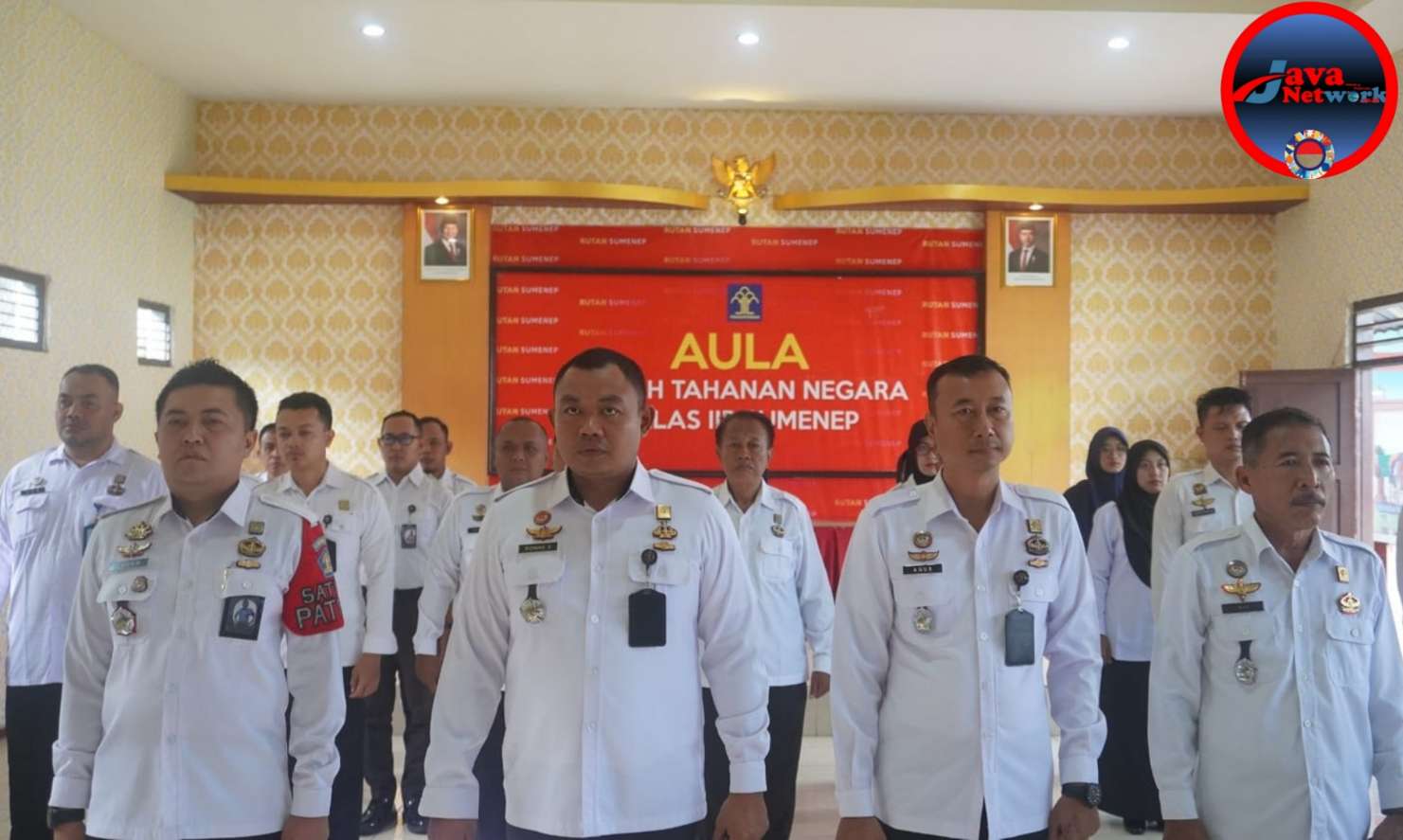 Karutan Sumenep Ridwan Susilo Bersama Pejabat Rutan dan ASN di Lingkungan Rutan Saat Mengikuti Apel Nasional Bersama Menko Yusril, Selasa (07/01/2024)