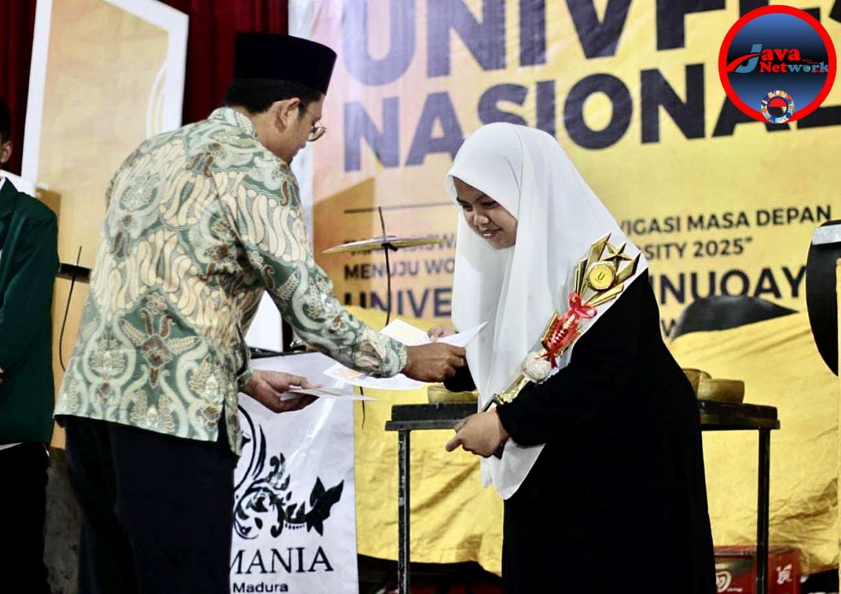 Lailiyatul Badriyah Saat Menerima Juara Nasional Unifest : Mengangkat Budaya Madura di Panggung Kreativitas