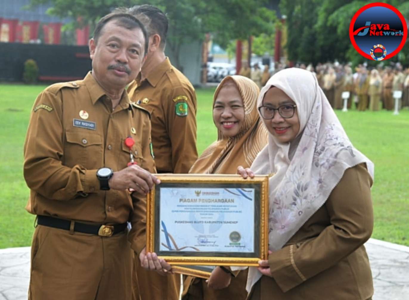 Kepala Puskesmas Bluto dr. Rifmi Utami, M.Kes Saat Menerima Sertifikat Penghargaan dari Ombudsman RI yang Diberikan Sekdakab Ir Edy Rasyadi, MSi di Apel Gabungan Senin (06/01/2025) yang lalu