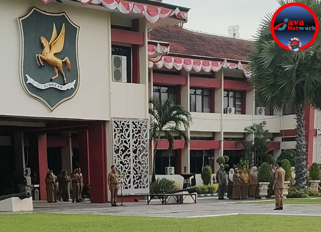 Kepala Bapenda Sumenep Faruk Hanafi, S.Sos, MSi Saat Pimpin Apel Upacara Gabungan, Senin (13/01/2025)