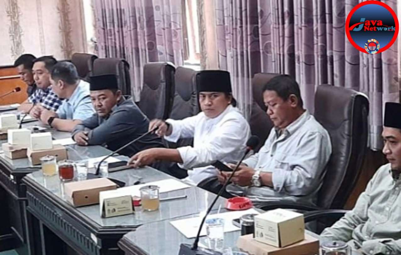 Sosok Politisi Partai Kebangkitan Bangsa DPRD Kabupaten Sumenep Kopiah Hitam Tengah di Tengah Rapat Bapemperda DPRD 