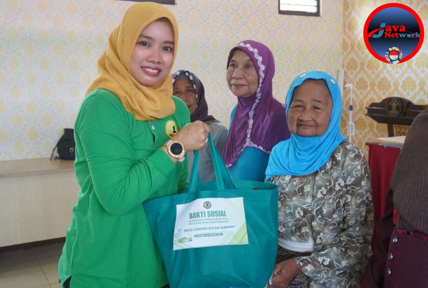Ketua PIPAS Rutan Sumenep, Ny. Eni Ridwan Susilo Saat Salurkan Baksos Kepada Ibu-ibu Tangguh, Rabu (15/01/2025)