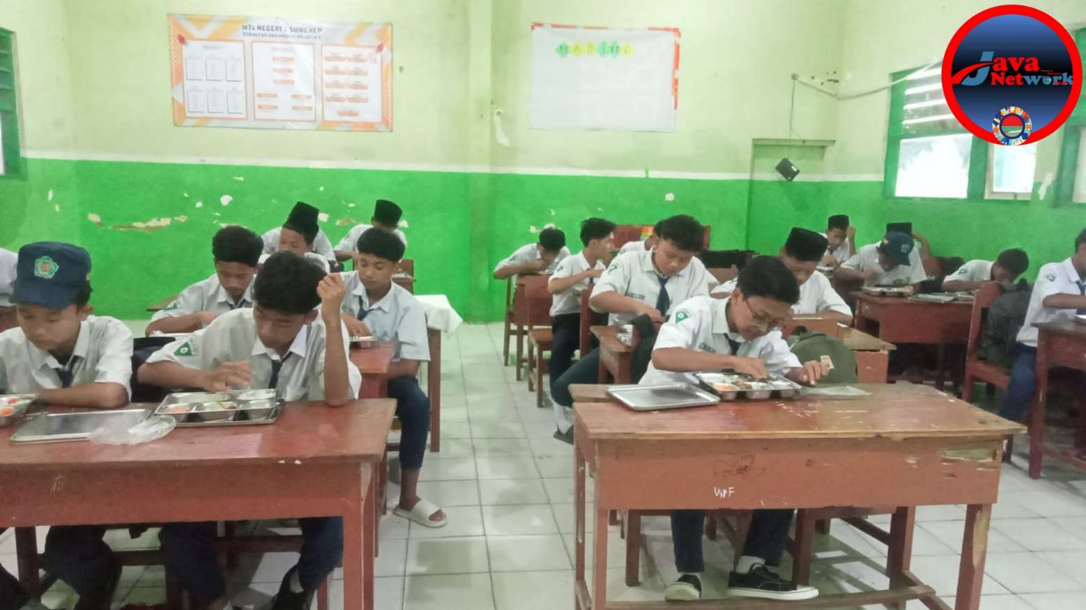 Suasana .Makan Bergizi Gratis Siswa Siswi MTsN 1 Sumenep, Rabu 15 Januari 2025