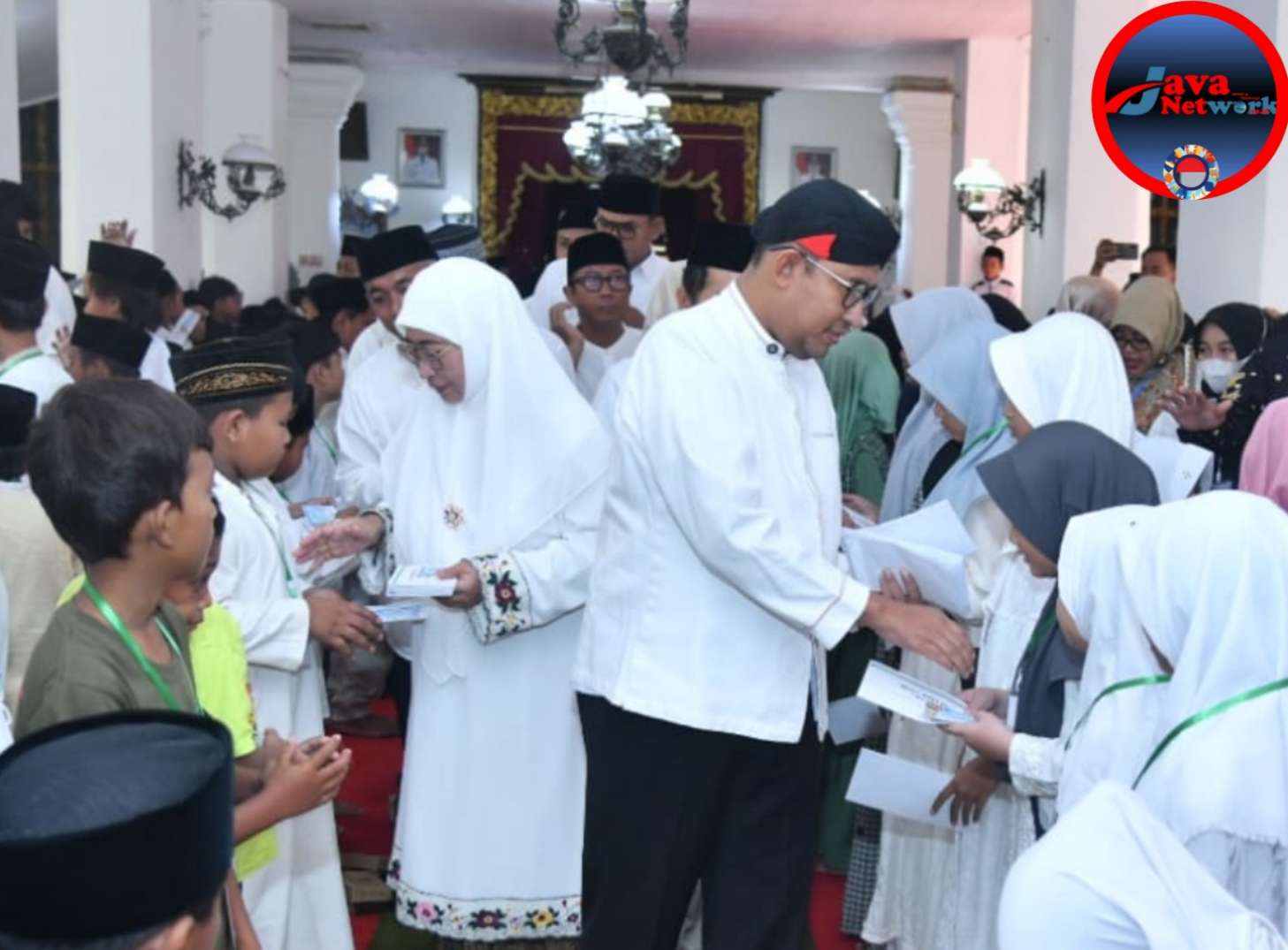Bupati Achmad Fauzi Wongsojudo Bersama Wabup Hj. Dewi Khalifah Saat Menyalurkan Santuan Kepada Anak Yatim di Acara Festival Kreasi Anak Yatim di Pendopo Agung Keraton Sumenep, Minggu (19/01/2024)