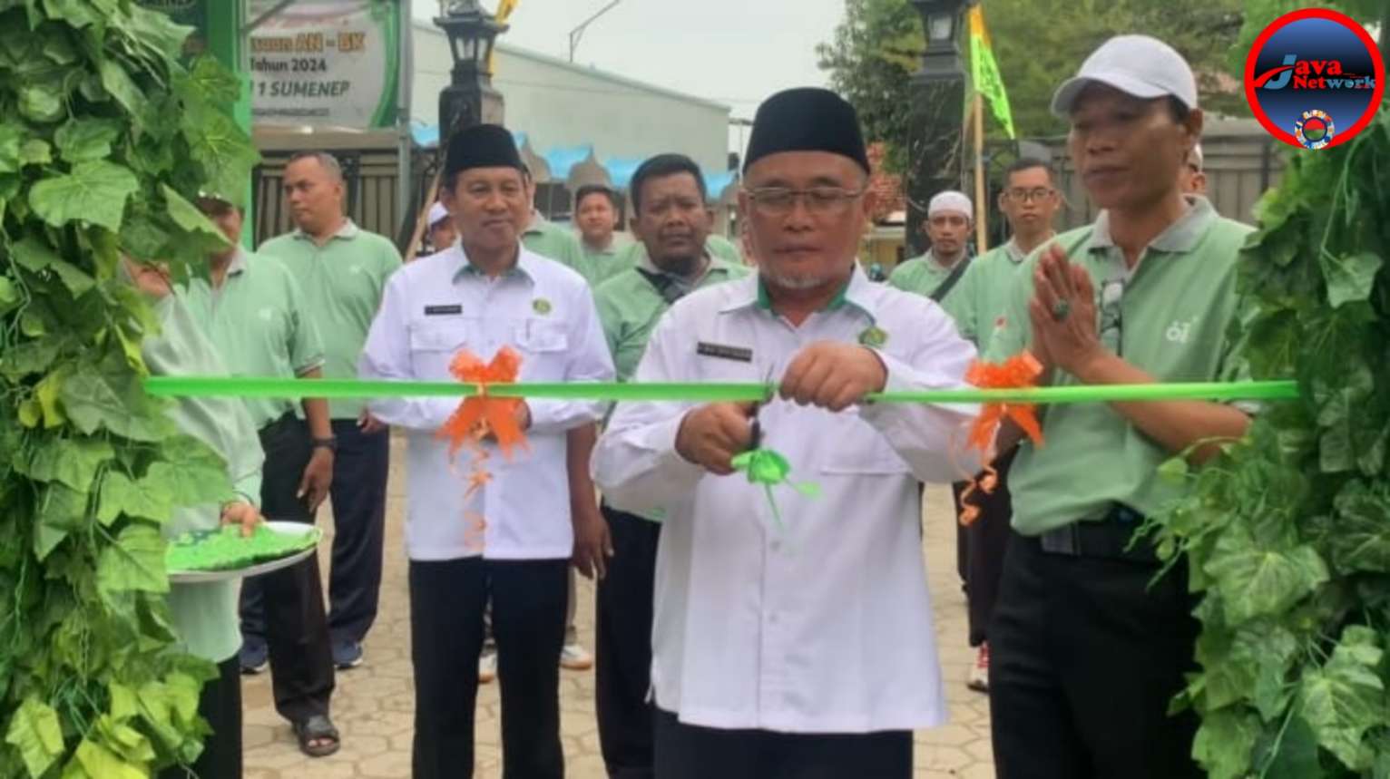 Pengguntingan Pita oleh Kassubag TU Kemenag Sumenep Moh. Rifa'i Hasyim di Acara Milad MIN 1 Sumenep ke-61 Tahun