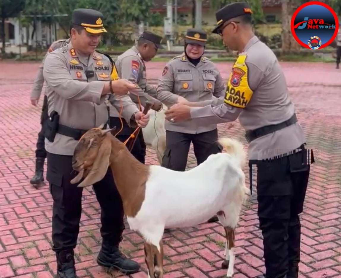 Kapolres Sumenep AKBP Henri Noveri Santoso Didampingi Kabag SDM AKP Widiarti SH Yang menyerahkan Bantuan Puluhan Ekor Kambing ke Polsek Jajaran