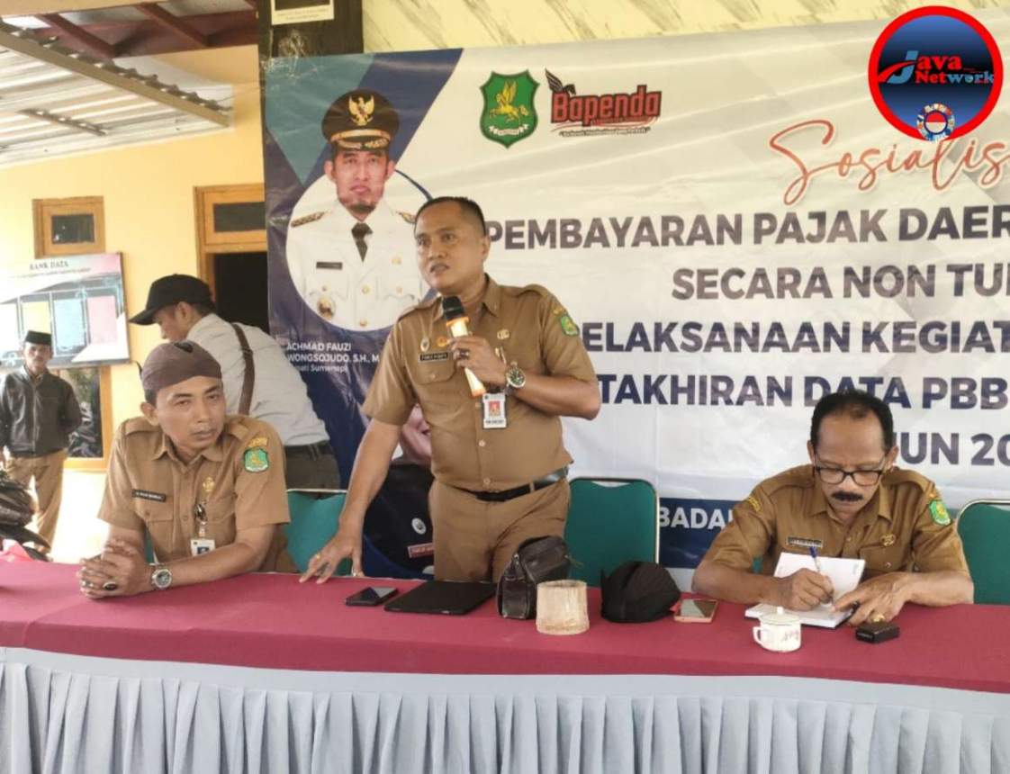 Kepala Badan Pendapatan Daerah (Bapenda) Kabupaten Sumenep, Faruk Hanafi, S.Sos, MSi saat mensosialisasikan Program Pemutahiran Data Pajak PPB P2 di Desa Talaga Kecamatan Ganding 21 Januari 2025