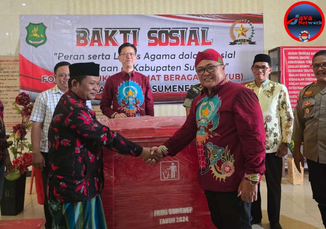 Ketua FKUB Kabupaten Sumenep Saat Menyalurkan Bantuan Sosial Kepada Penerima Manfaat 