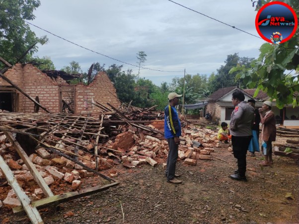 Di Balik Puing Rumah Tua, Perjuangan Nenek Sebatang Kara yang Luluh Lantak Diterjang Badai