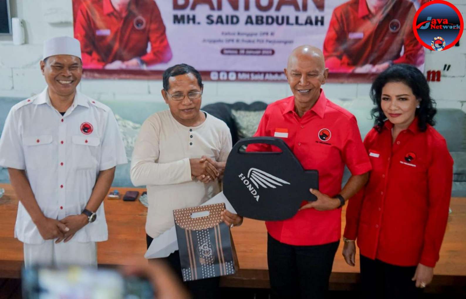 Ketua Banggar DPR RI Didampingi Istri Tercinta Saat Memberikan Bantuan Kepada Guru Honorer Yang Mengalami Tindak Pidana Kekerasan di Pulau Kangean 