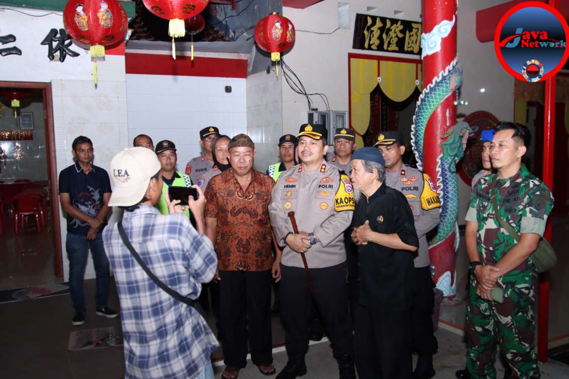 Kapolres Sumenep AKBP Henri Noveri Santoso Bersama Jajaran Saat Mengunjungi Klenteng Sumenep, Selasa (28/01/2025 malam