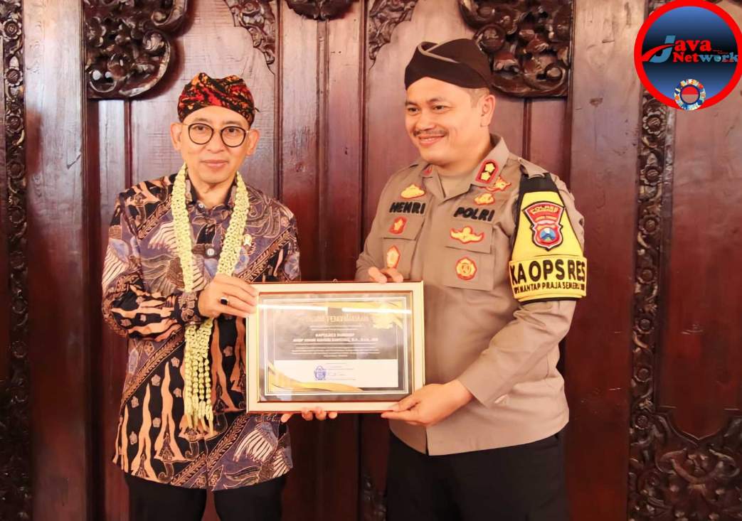 Kapolres Sumenep AKBP Henri Noveri Santoso, SH, SIK, MM Saat Menerima Penghargaan dari Menkebud RI Fadli Zon, Kamis (30/01/2025)