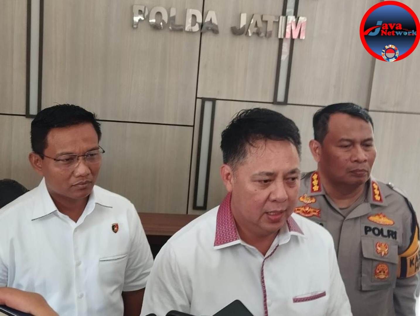 Ditreskrimum Polda Jatim Kombes Pol Farman dan Kabid Humas Polda Jatim Kombes Pol Dirmanto 