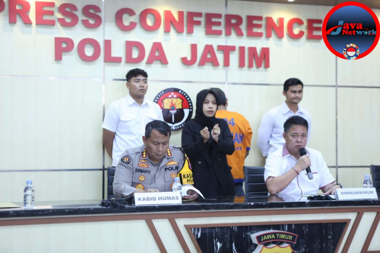 Direskrimum Kombes Pol Farman dan Kabid Humas Polda Jatim Kombes Pol Dirmanto Saat Konferensi Pers, Senin (03/02/2025)