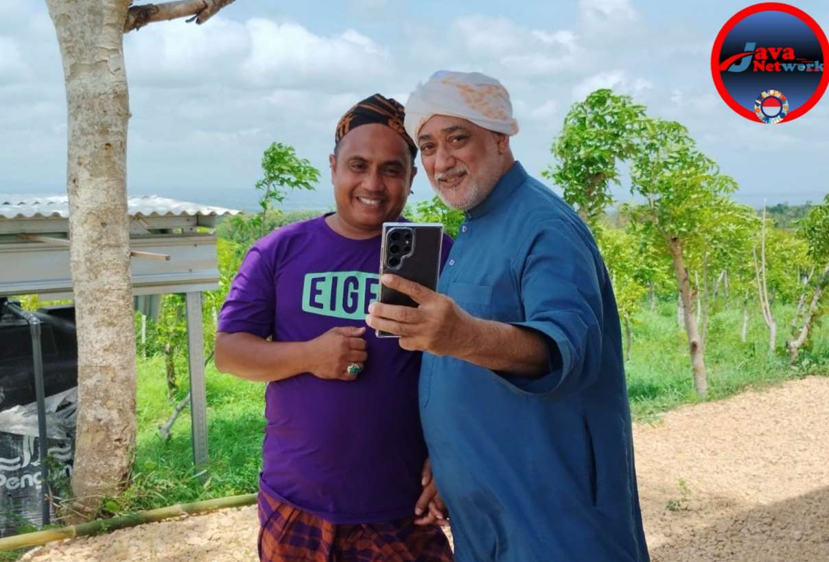 Owner Helmi Art Museum dan Besalen Santoso Sera Helmi, SPdi Bersama Tokoh Seni dan Budaya Arab Saudi Habib Abdullah Al Haddad Saat Foto Bersama di Helmi Art Museum di Desa Sera Barat Kecamatan Bluto, Kamis (6/2/25)
