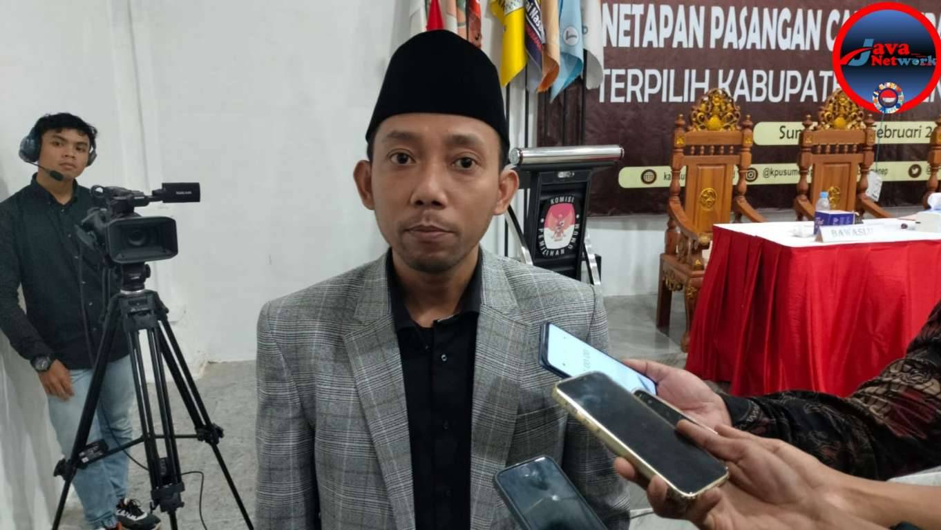 WAWANCARA. Potret Ketua KPU Sumenep, Nurus Syamsi, saat diwawancara awak media di kantor setempat.