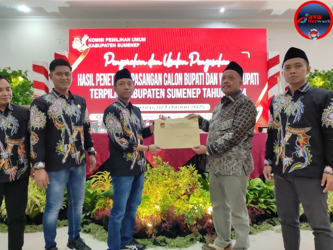 Ketua KPU Sumenep Nurussyamsi Saat Menyerahkan SK Penetapan Calon Terpilih Pilkada Sumenep 2024 Kepada Ketua Ketua DPRD H. Zainal Arifin SH