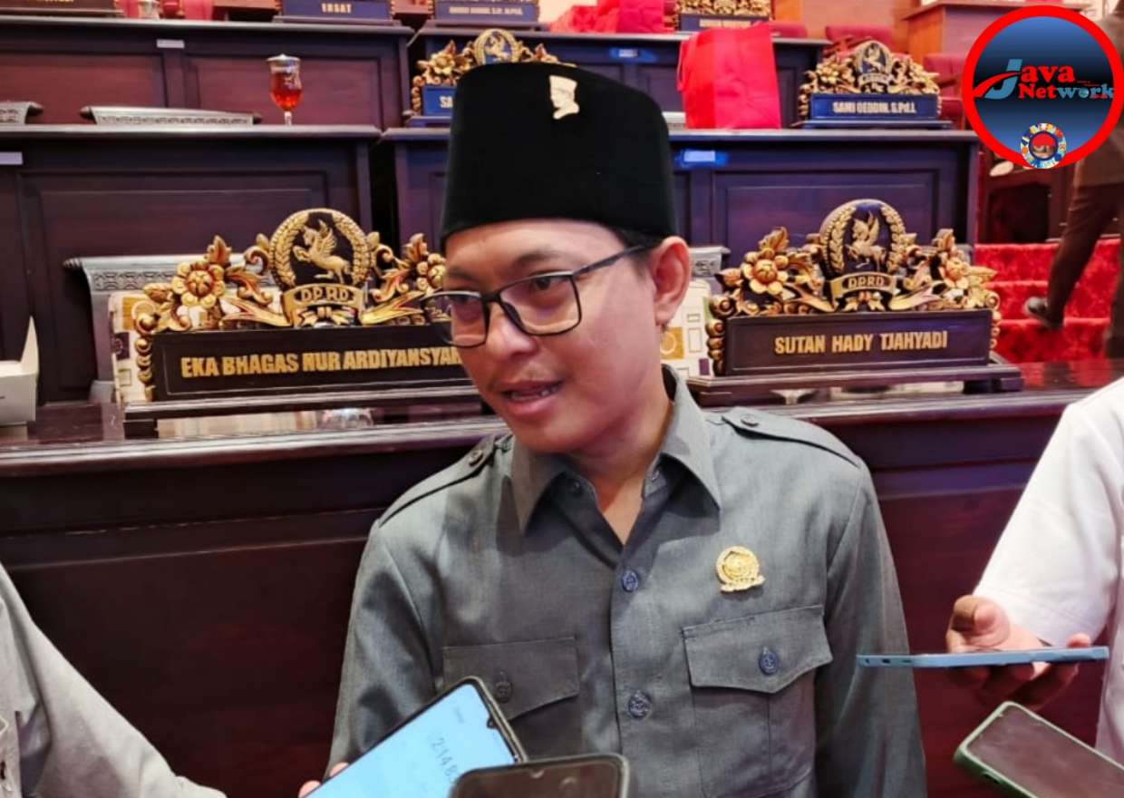 Ketua Bapemperda Sekaligus Ketua Fraksi PDI-P DPRD Sumenep, Hosnan Saat Diwawancarai Sejumlah Awak Media, Senin (10/2/25)