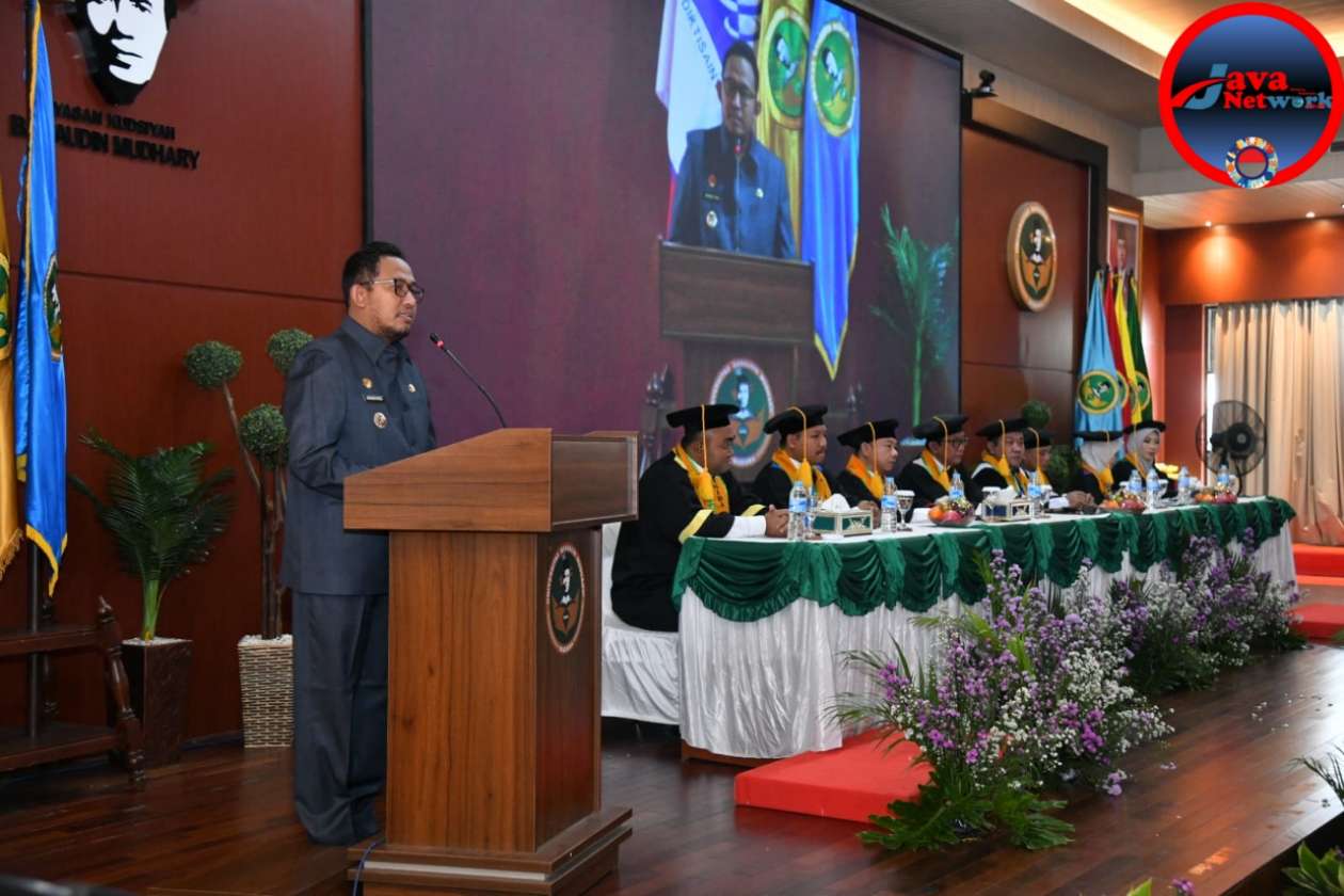 Bupati Sumenep Achmad Fauzi Wongsujudo Saat Memberikan Sambutan Saat Menghadiri Prosesi Wisuda Mahasiswa UNIBA Madura, Senin (10/2/25)