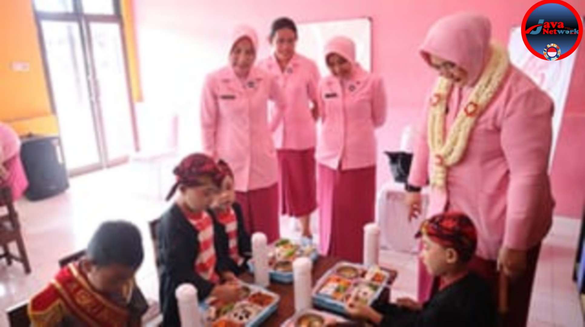 Ketua YKB Jatim Salurkan Makan Bergizi Gratis di TK Kemala Bhayangkari 81 Sumenep