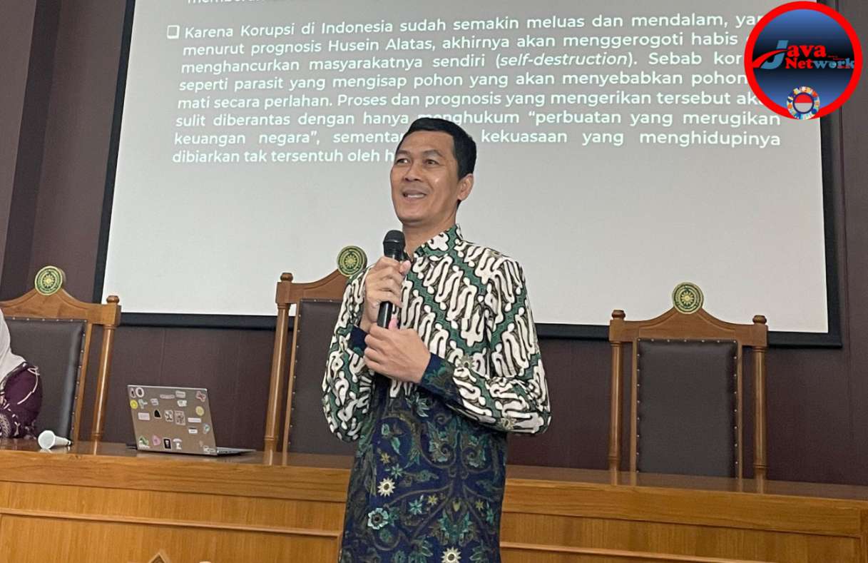 Dosen FHukum UNIJA Sekaligus Ketua PD Muhammadiyah Sumenep, Dr. Moh. Zeinudin, SH, SHi, M.Hum Saat Memberikan Pemaparan di Universitas Muhammadiyah Yogyakarta, Rabu (12/2/25)