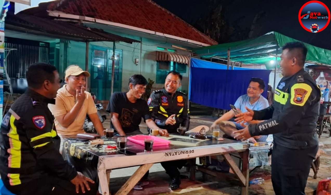 Ngopi Bareng, Tim Elang Satlantas Sumenep Edukasi Warga tentang Keselamatan Berlalu Lintas