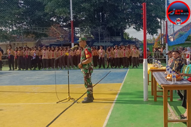 Danramil 0827/12 Kangean Kapten Inf Asep Kusnadi Saat Bertindak Sebagai Pembina Upacara