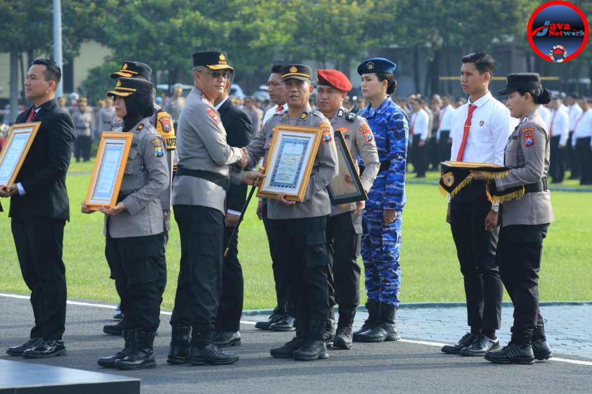 Kapolda Jatim Beri Penghargaan untuk 366 Anggota dan Masyarakat Berprestasi
