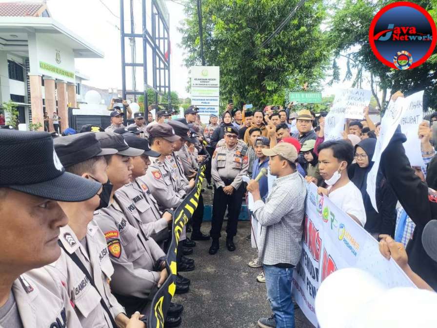 Polres Sumenep Kawal Aksi Unjuk Rasa APMK, Situasi Berjalan Kondusif