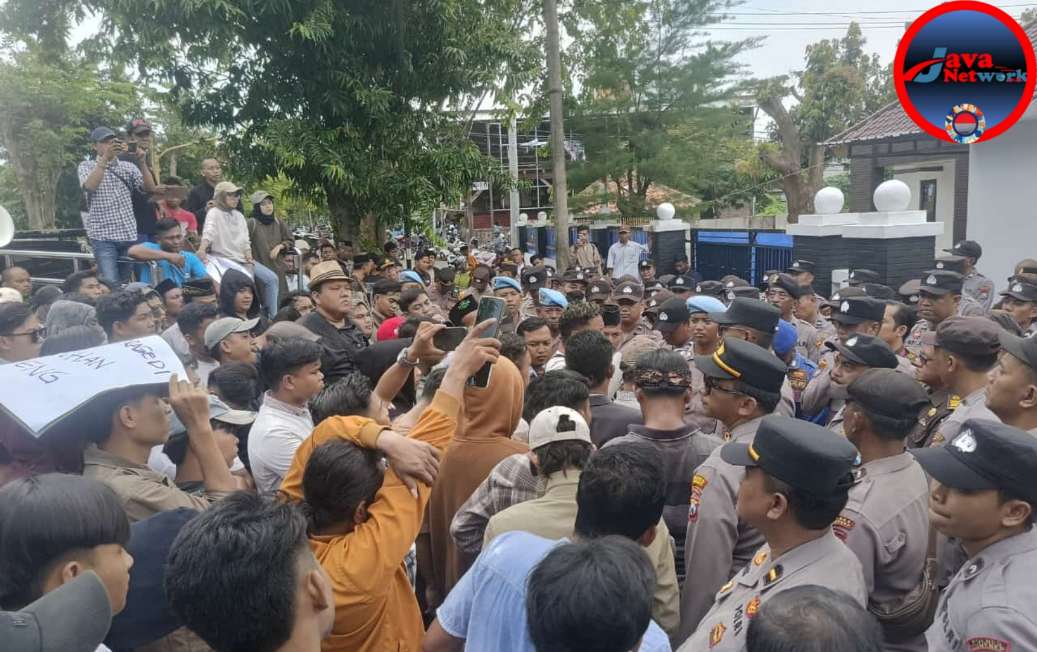 Suasana Aksi Demo Aliansi Masyarakat Peduli Neneng, Selasa (18/2/2025)