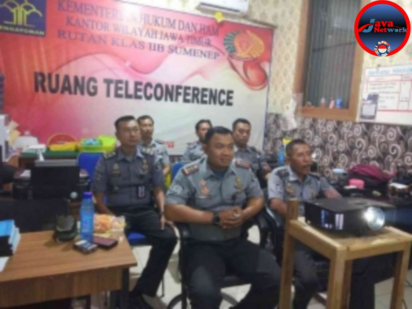 Suasana Kepala Rutan Sumenep Ridwan Susilo Bersama Jajaran Saat Mengikuti Arahan Secara Virtual Dari Dirjen PAS 