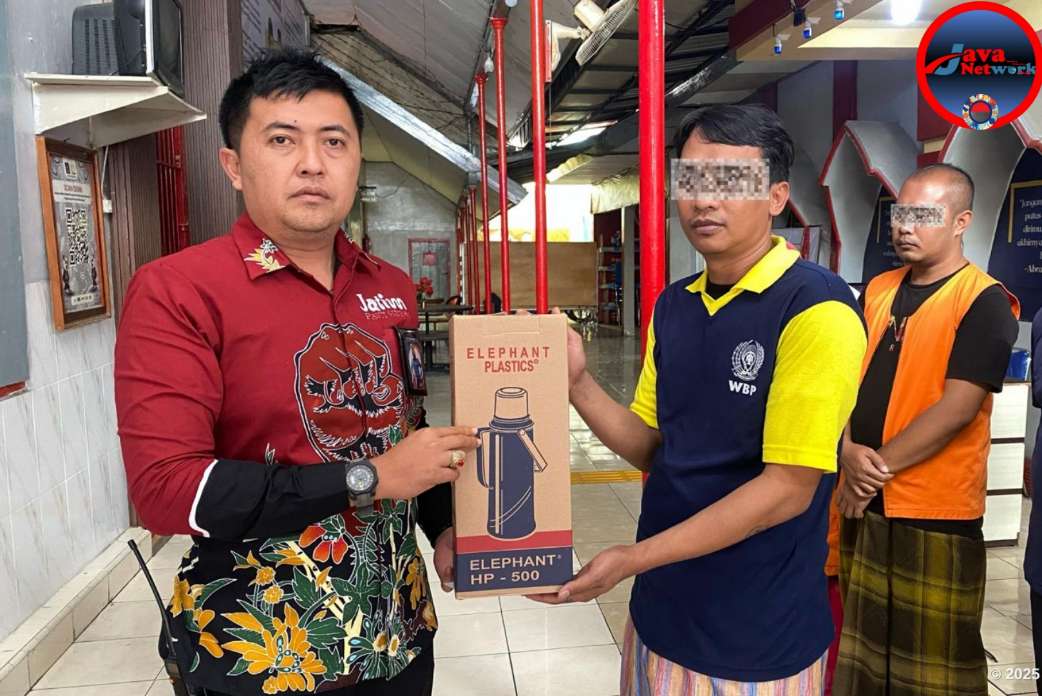 Kasubsi Pelayanan Tahanan Teguh Efendi Saat Memberikan Bantuan Termos Kepada Warga Binaan